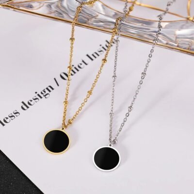 Black pendant necklace (round)