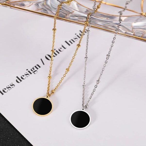 Black Pendant Necklace (round) Black pendant necklace (round)